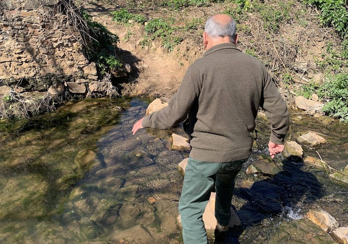 Un hombre atraviesa la Ribera del Marco por la zona próxima al hospital en la que se propone un puente.