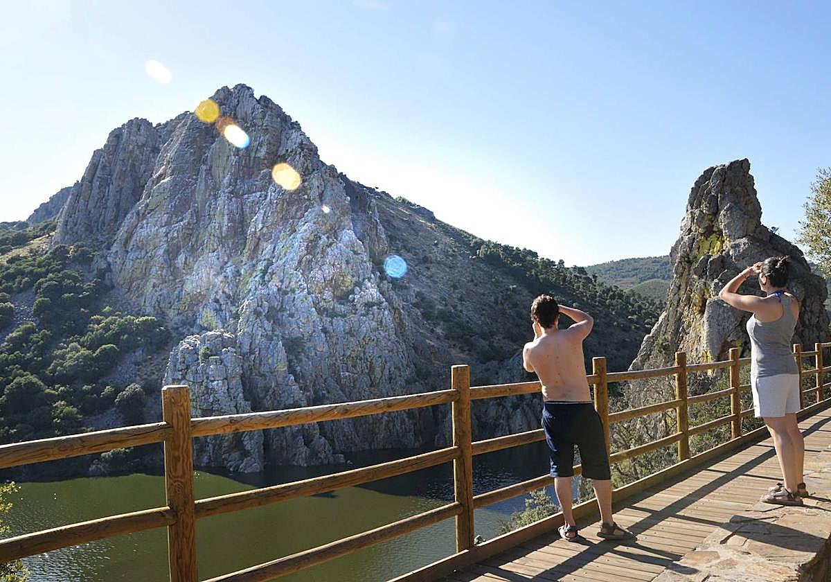 Una niña de 22 meses, herida tras sufrir una caída de altura en el Salto del Gitano