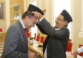 El alcalde de Lumbini (Nepal) entrega un obsequio a Mateos en el encuentro mantenido el 3 de julio.