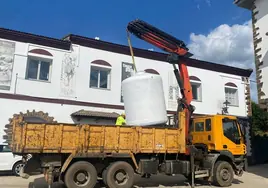 Un camión descarga el depósito de la planta portátil de tratamiento de agua que se instaló en Pinofranqueado a principios de junio.