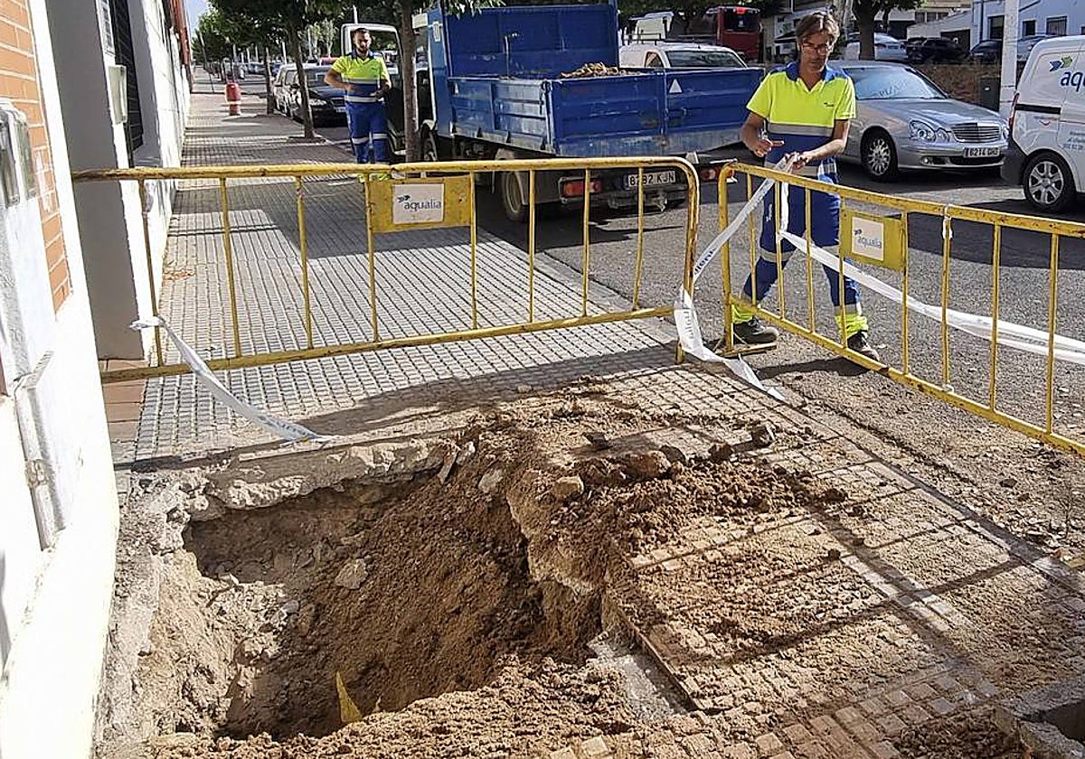 Una de las dos zanjas abiertas en Vía de la Plata para arreglar la avería, ayer.