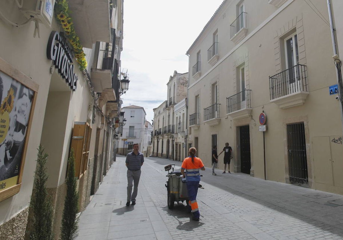 A la derecha, fachada de Casa Pizarro Hotel, situado junto al Museo Helga de Alvear.