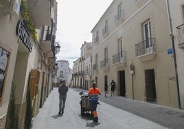 A la derecha, fachada de Casa Pizarro Hotel, situado junto al Museo Helga de Alvear.