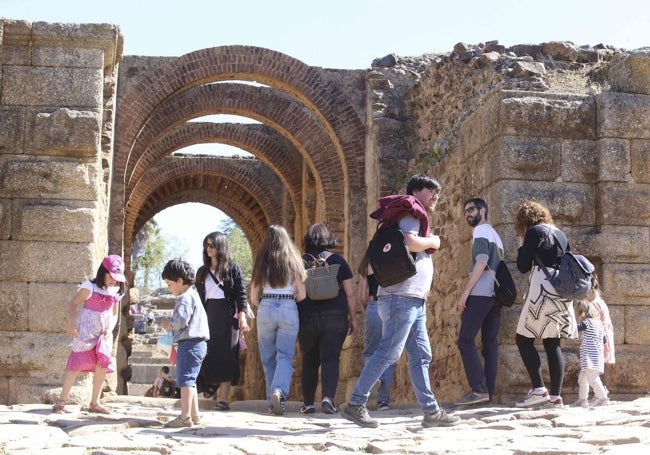 Turistas en el acceso al Anfiteatro Romano de Mérida.