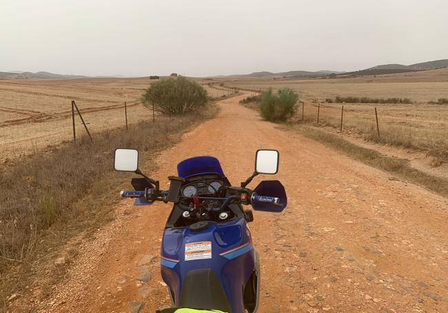 La moto de Enrique en un camino de la provincia de Badajoz.