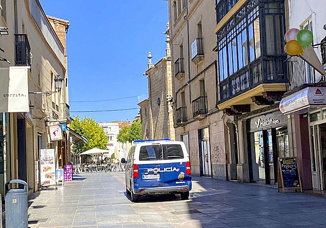Furgoneta de la Policía Nacional en la calle San Pedro.