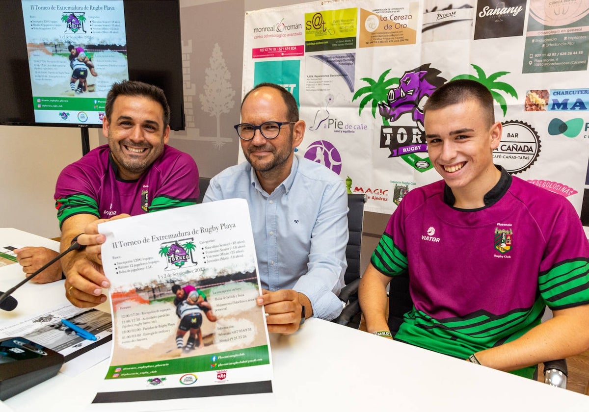 El concejal Sergio López y miembros de Plasencia Rugby Club, en la presentación del torneo.