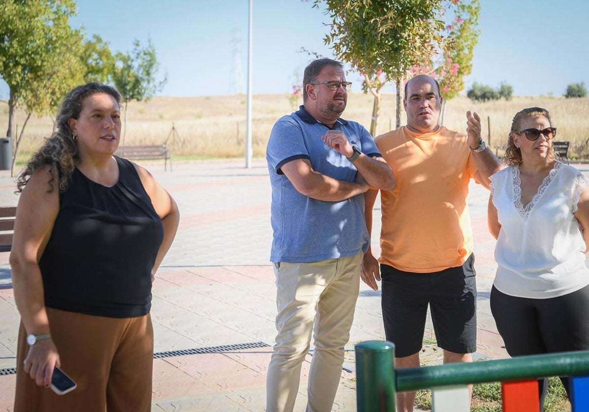 La delegada de Hacienda, Carmen Yáñez, a la izquierda de la imagen, junto al alcalde Osuna, ayer, en la visita a la barriada de San Andrés.