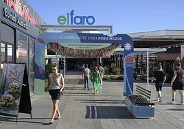 Entrada al centro comercial El Faro.