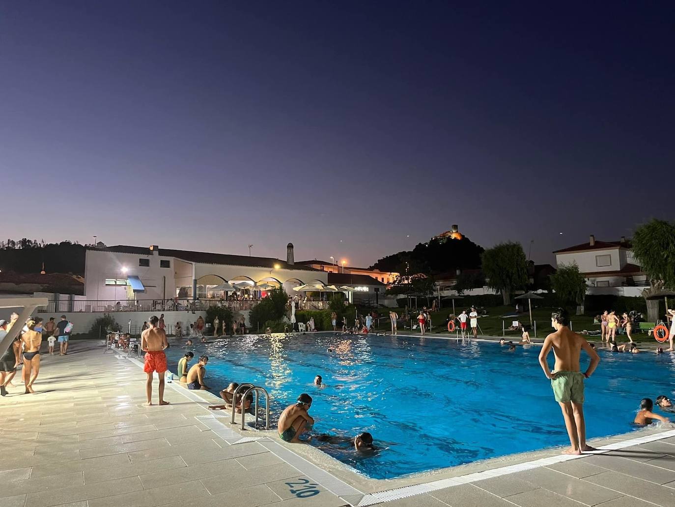Apertura nocturna de la piscina municipal de Alconchel, el pasado 6 de agosto.