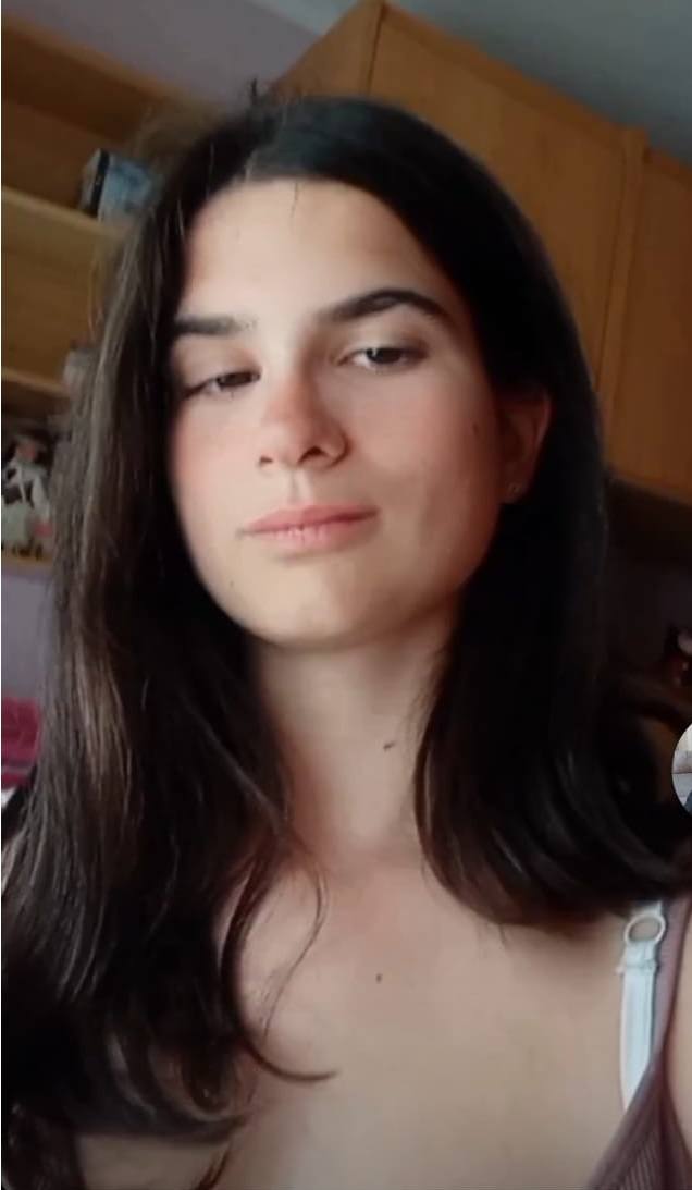 Aunque en la fotografía compartida por la familia no aparece con ellas, Jennifer González suele llevar gafas.