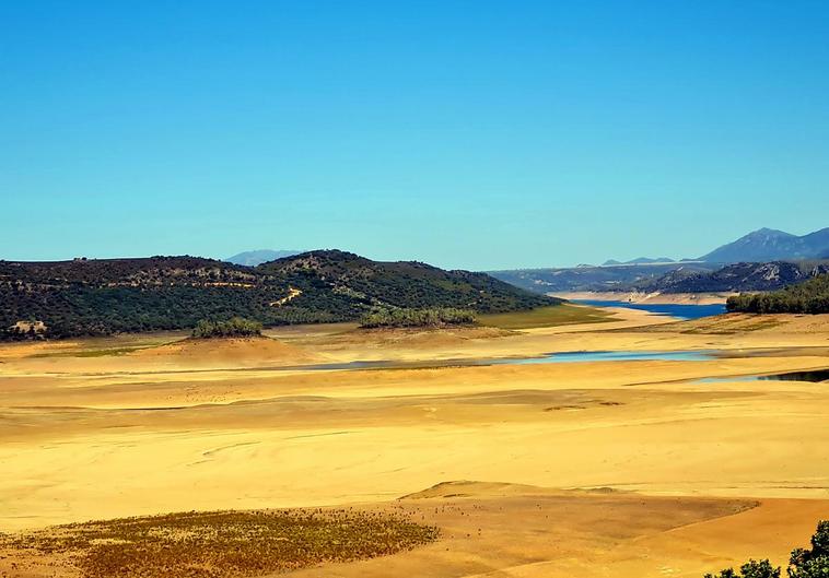 Imagen del embalse del Cijara, donde se aprecia el bajo nivel del agua