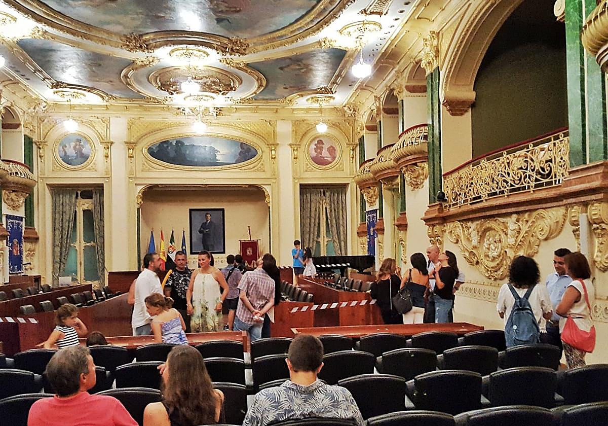 Visitantes en el Salón de Plenos de la Diputación la pasada Noche en Blanco.