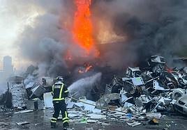 Así han sofocado los bomberos el incendio en una planta de reciclaje
