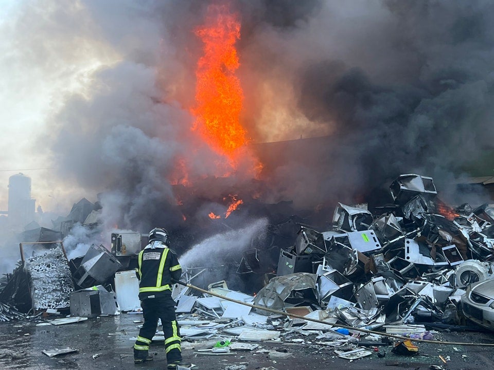 Así han sofocado los bomberos el incendio en una planta de reciclaje