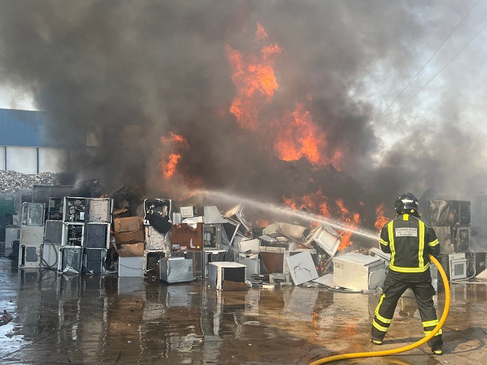 Así han sofocado los bomberos el incendio en una planta de reciclaje