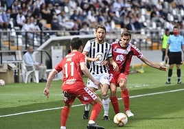 Miguel Núñez durante un partido con el Badajoz en la campaña 2021/22.