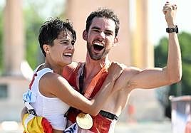 Álvaro Martín y María Pérez posan con sus medallas de oro tras ganar sus respectivas carreras
