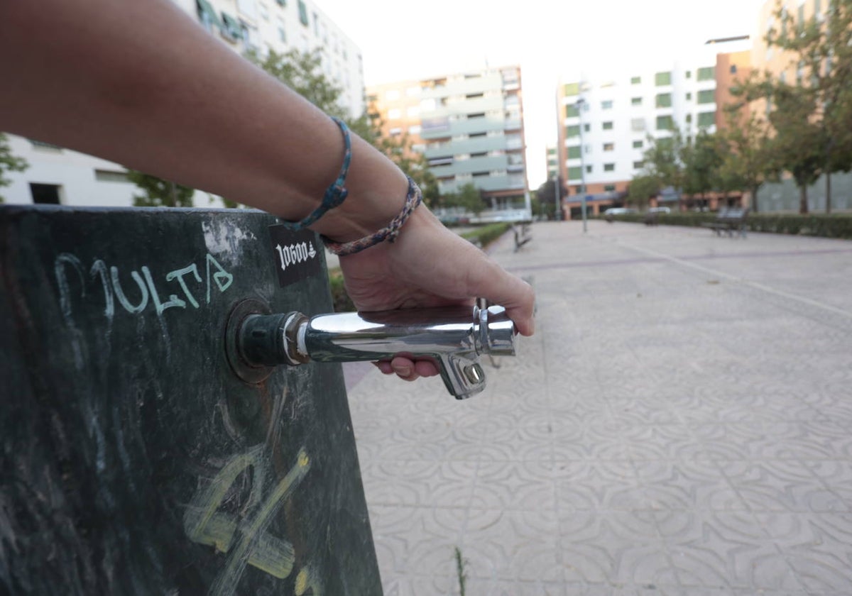 Fuente de la plaza de Finlandia, una de las clausuradas por el Ayuntamiento, ya sin agua a última hora de la tarde de este jueves.