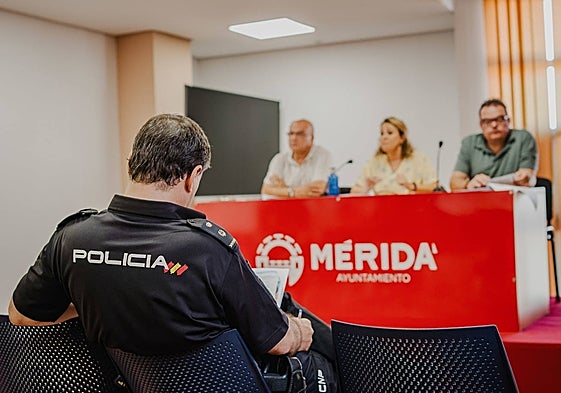 Los concejales Aragoneses y Guijarro presiden, ayer, la mesa técnica de Seguridad por la Feria mientras un policía nacional toma nota.