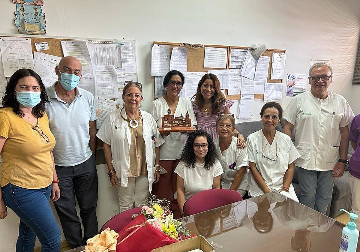 En el centro, con la cerámica, Remedios Rastrojo, durante su homenaje de despedida.
