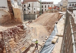 Vista de la obra del hotel del Palacio de Godoy desde las Cuatro Esquinas.