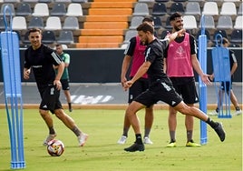 Miguel Núñez completó su primera sesión de entrenamiento en su regreso al Badajoz.