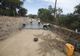 Operarios asfaltando un camino en las inmediaciones de la zona de las antenas de la Montaña.