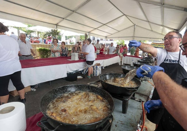 Las 4.500 tencas se prepararon al estilo tradicional, fritas en aceite a alta temperatura.