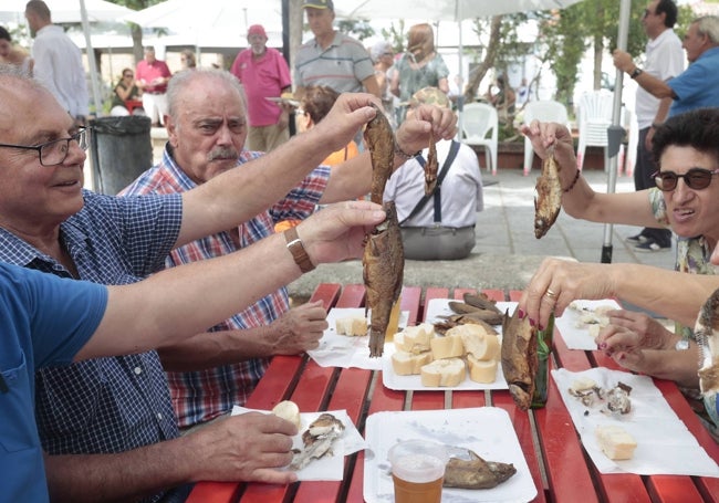 Un grupo de amigos disfruta de sus tencas fritas en la plaza de Brozas.