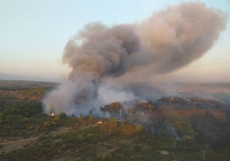 Imagen principal - Estabilizado el incendio forestal en Jaraíz de la Vera