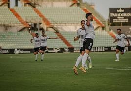 Chuma celebra el único gol del partido señalándose su dorsal.