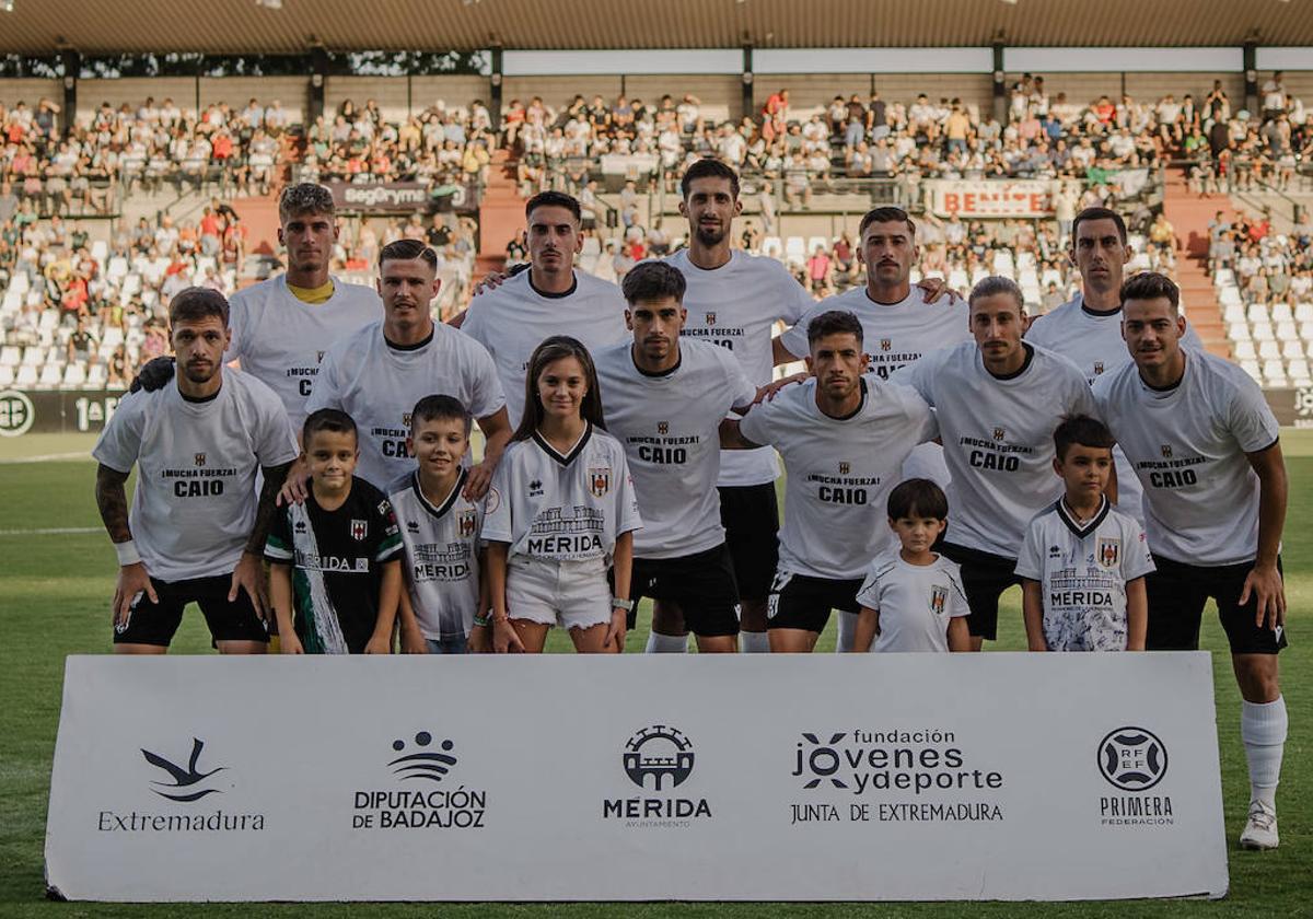 Los jugadores del Mérida salieron el sábado con una camiseta de apoyo a su compañero lesionado de gravedad, Caio Peralta.