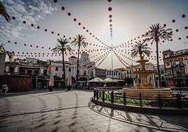 Farolillos en la plaza de España a primera hora de la mañana de ayer.