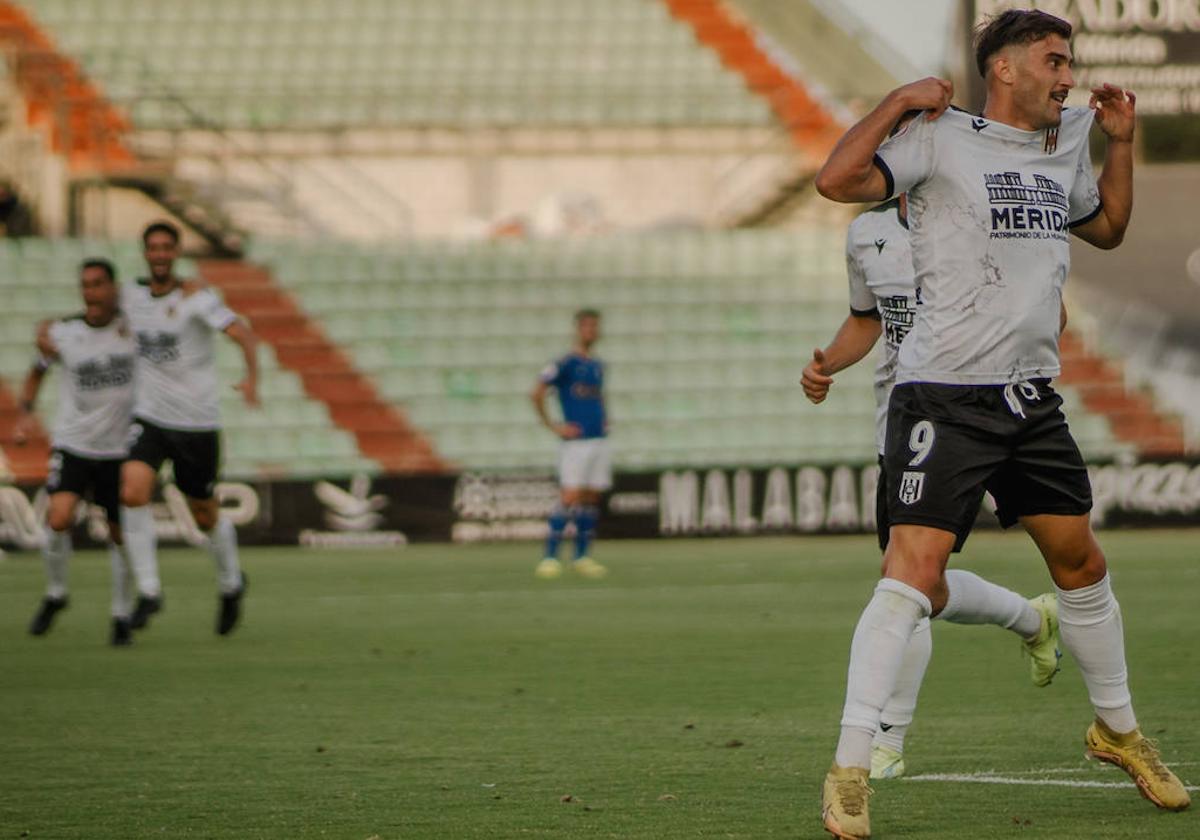 Chuma celebra su gol el pasado sábado en el Romano ante el Linares.