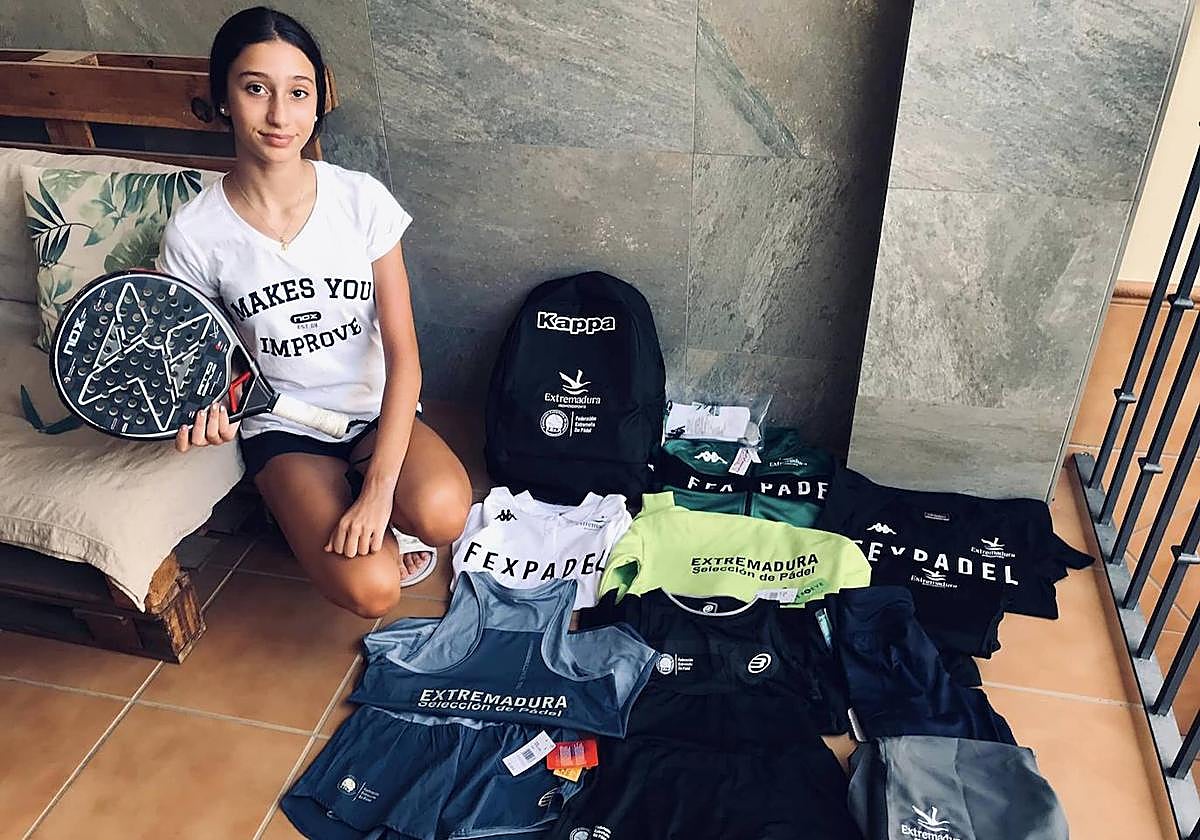 La deportista calamonteña con sus equipaciones de la selección.