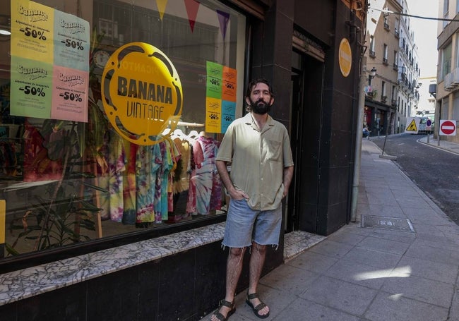 Ángel Vilches, posa delante de su tienda de prendas ropa de segunda mano situada en la calle Clavellina, a la que hay que acceder por Roso de Luna.