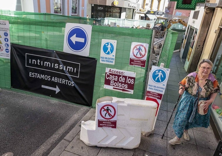 Varias señales indican al llegar a la obra, en San Antón, el itinerario obligatorio para los peatones por la acera de los números pares.