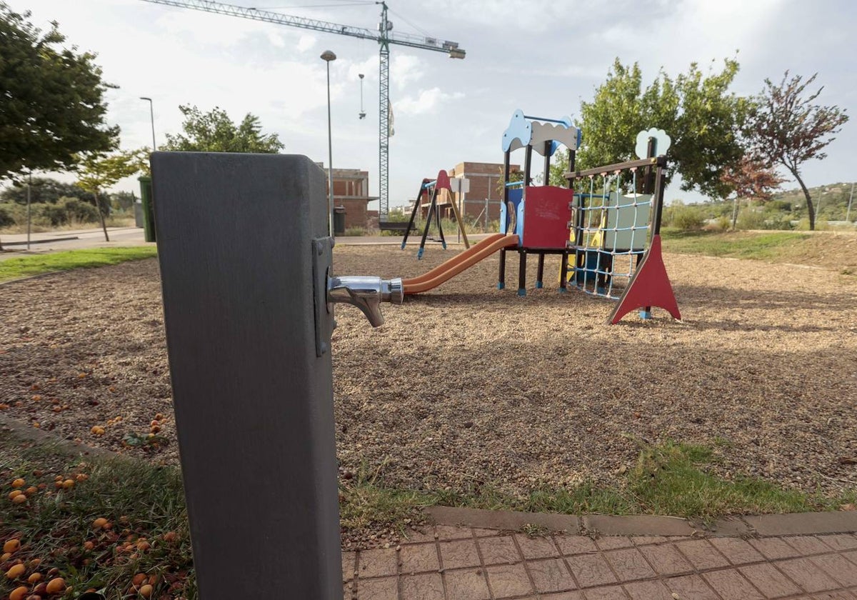 Fuente clausurada este verano, ubicada en un parque infantil de Vistahermosa, tras dar positivo en legionela.