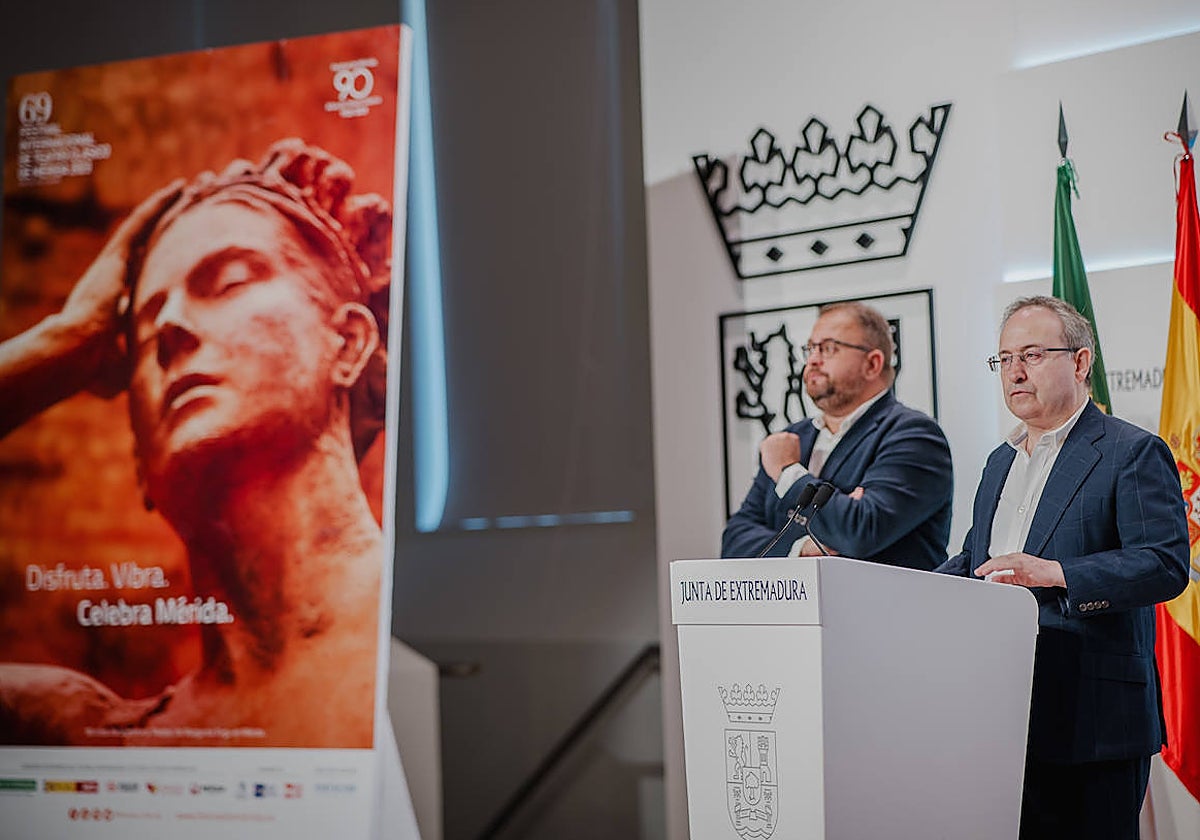 Osuna, alcalde de Mérida, y su lado, Jesús Cimarro, director del Festival y de la productora Pentación, este mediodía, en la sala de prensa de la Junta.