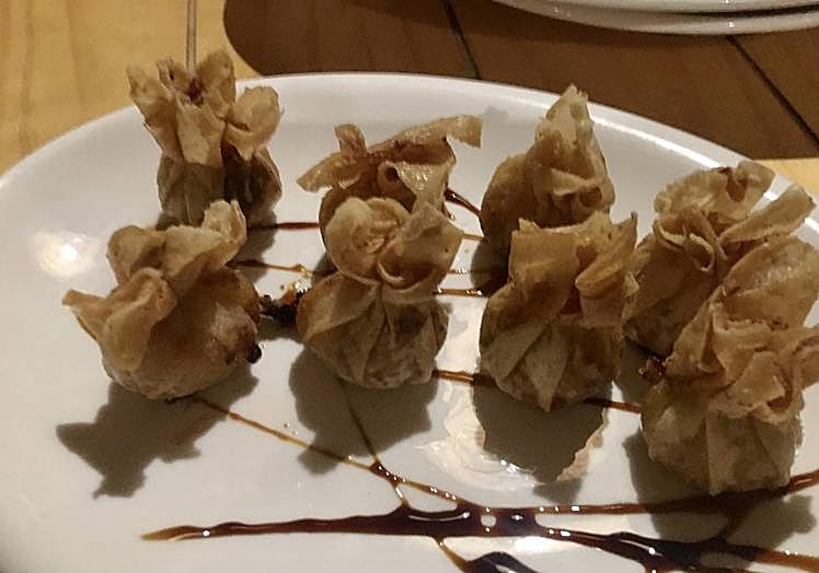 Imagen principal - Saquitos de verduras, croquetas de gambón y salmón braseado.