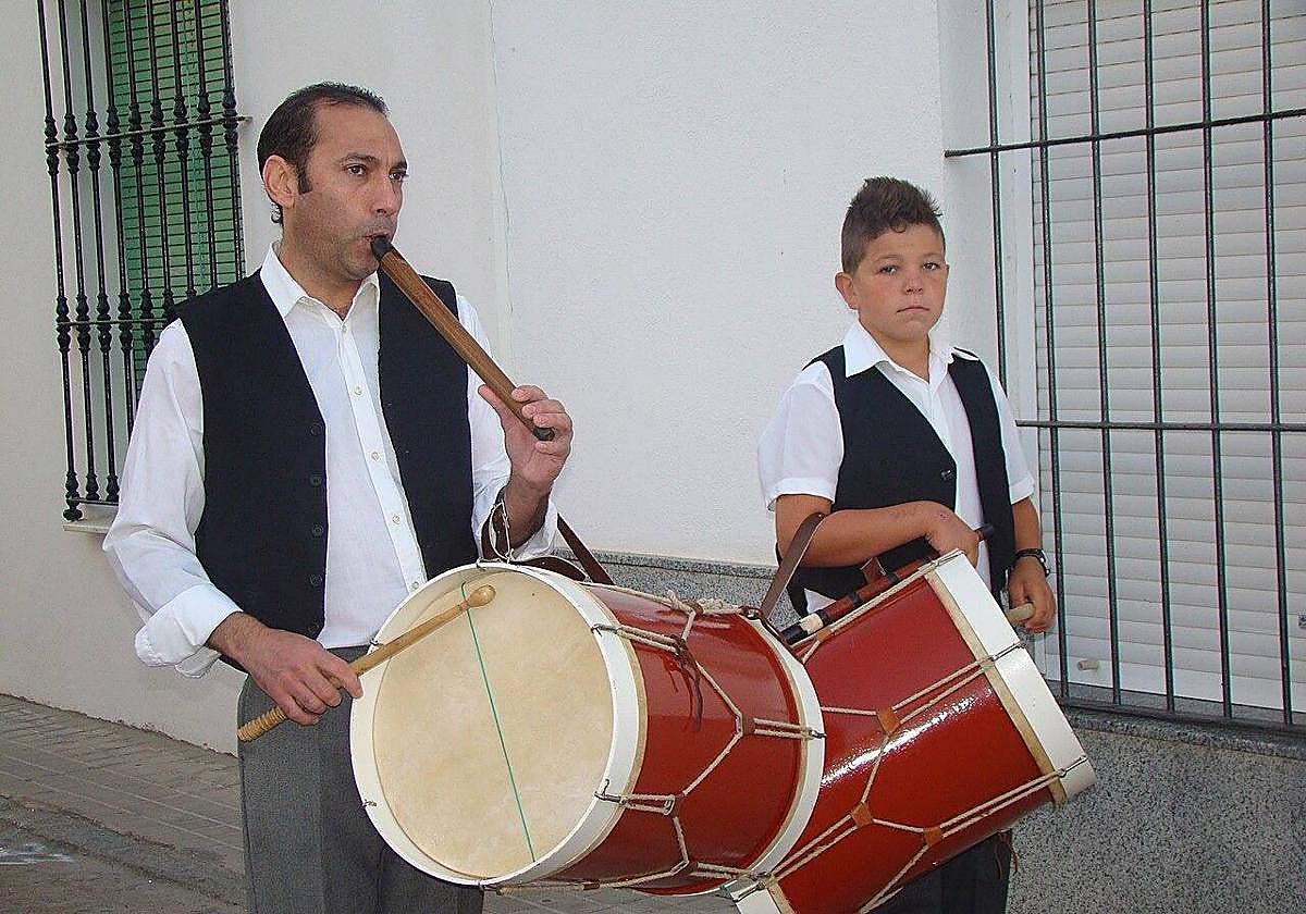 Fotografía de archivo de los tamborileros por las calles de la localidad.