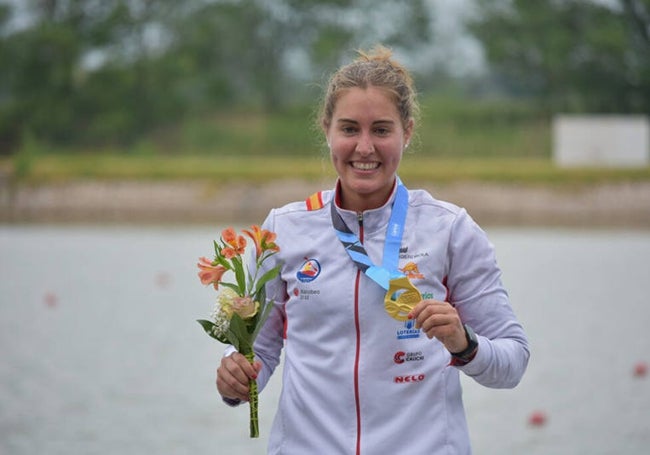 Estefanía con una de sus medallas.