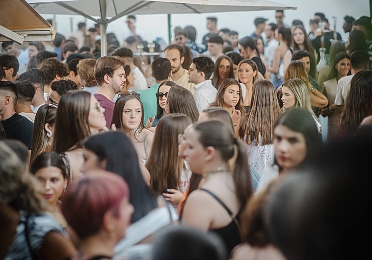 Jóvenes en la tarde del jueves en la calle Trajano.