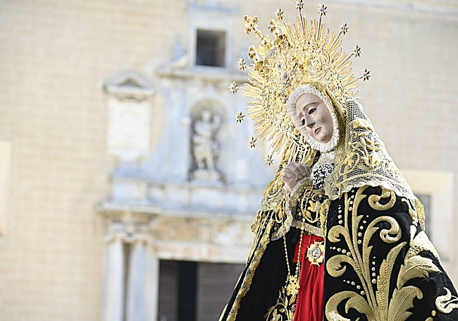 La Virgen de La Soledad en la novena de 2019 frente a la Catedral.