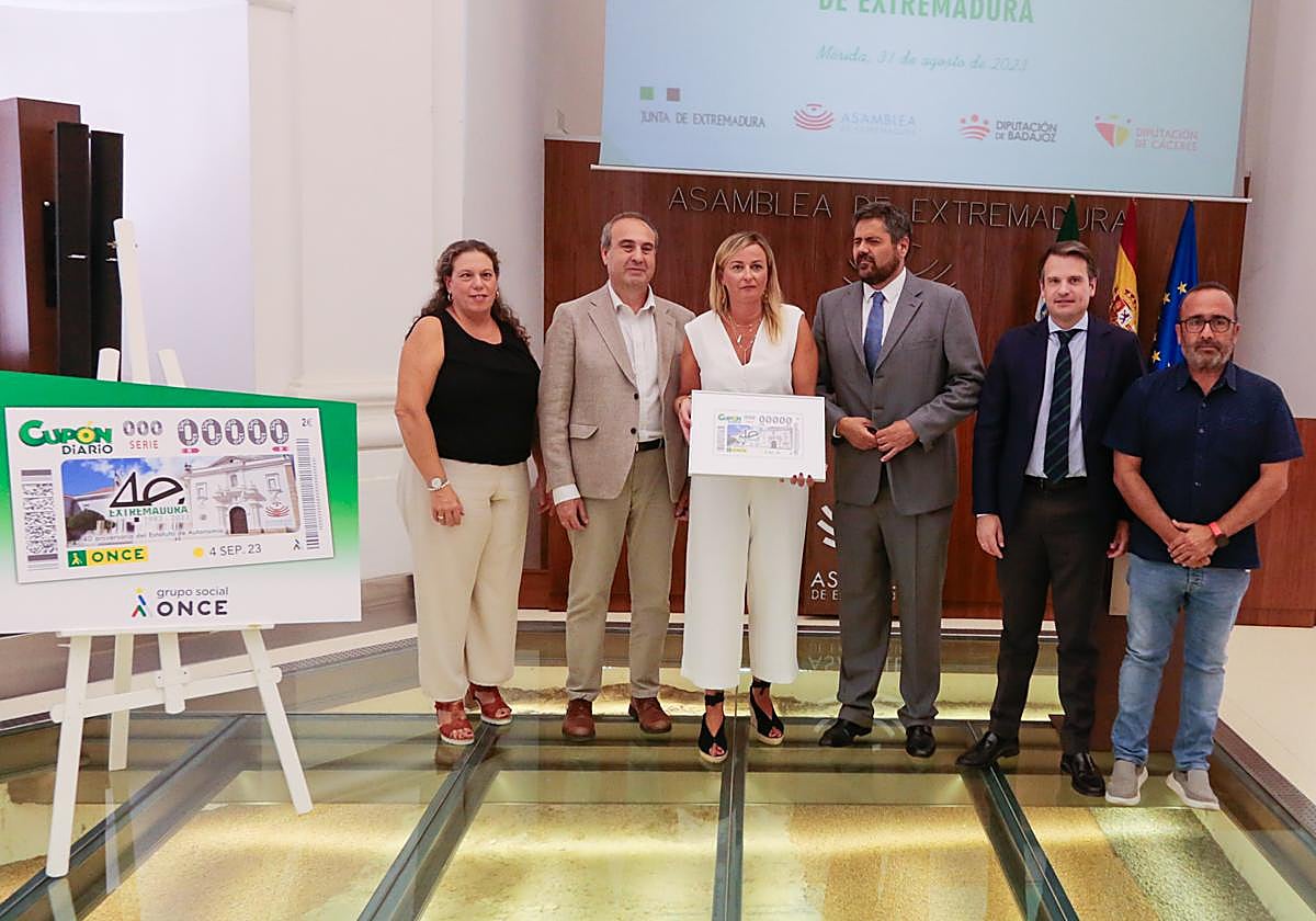 Presentación del cupón dedicado a la conmemoración del 40 aniversario del Estatuto de Autonomía extremeño