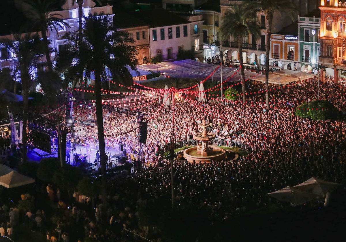 Lleno en la Plaza de España durante el concierto de Andy y Lucas.