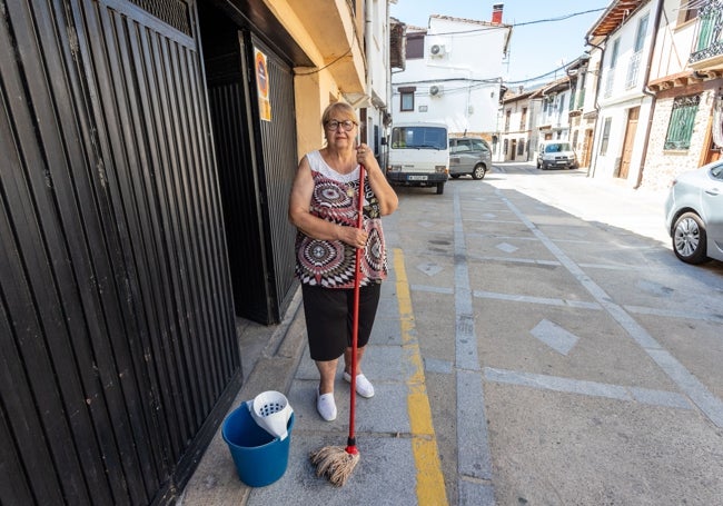 Josefa Muñoz usa la fregona en vez de la manguera para gastar menos agua.