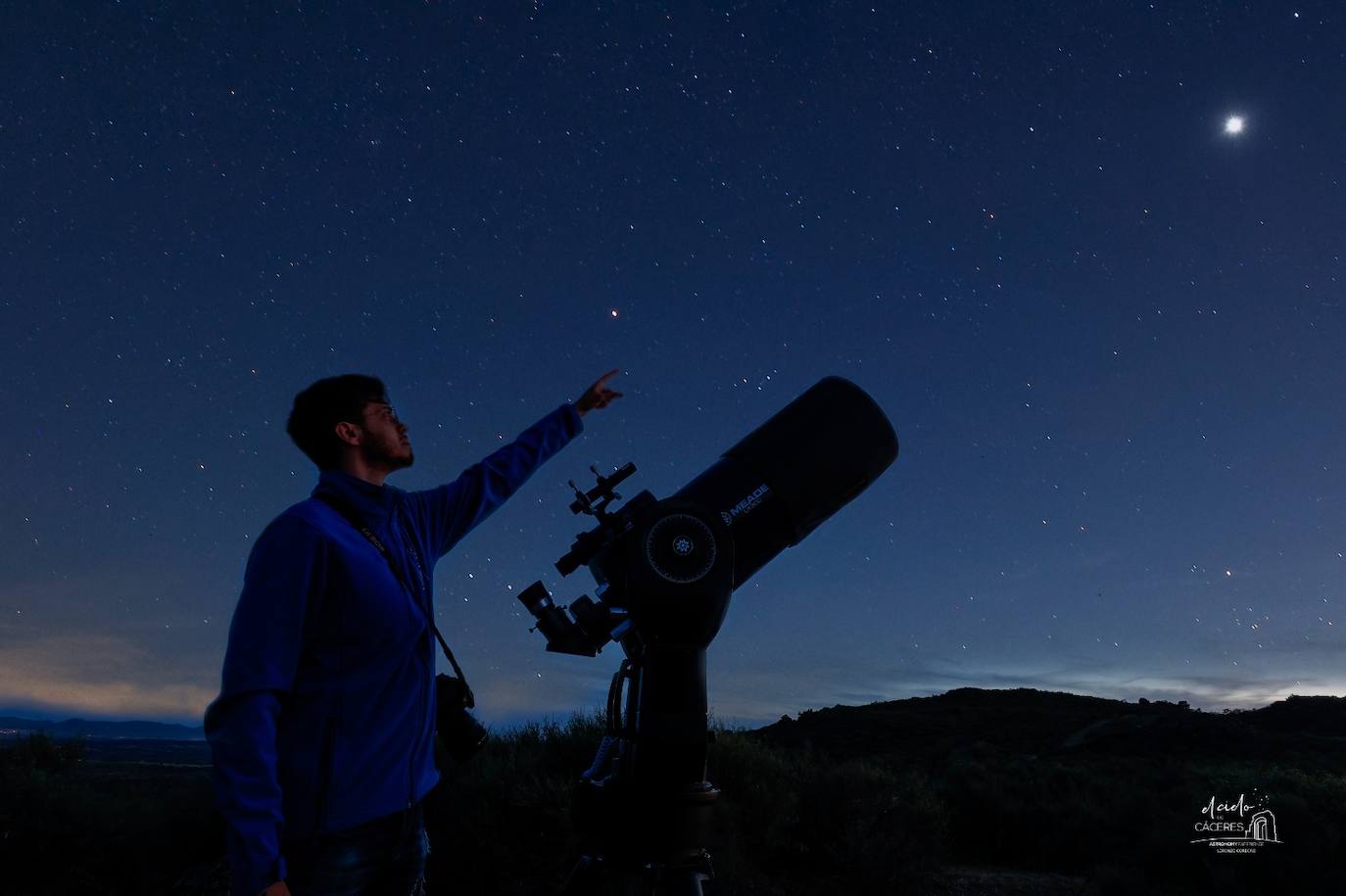 La NASA ha publicado una fotografía del cometa C/23 P1 Nishimura tomada por Sergio Vela. 