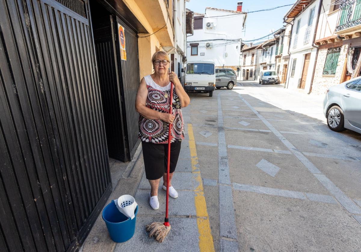 Josefa Muñoz ha cambiado la manguera por la fregona.